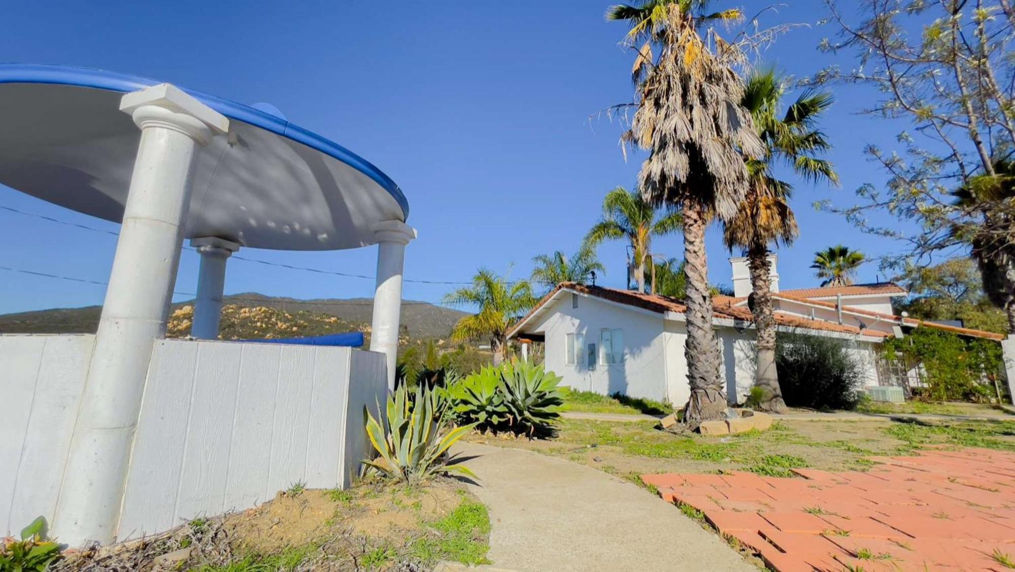 Private Home On 10 Acres - Heated Salt Pool & Jacuzzi, Mountain & City Views, Horseshoes, Basketball, Bbq, Golf Putting, Foosball, Croquet, Bose Stereo, White Cotton Bedding - Hilltop Hacienda, Pool Heat Optional Jamul Екстериор снимка